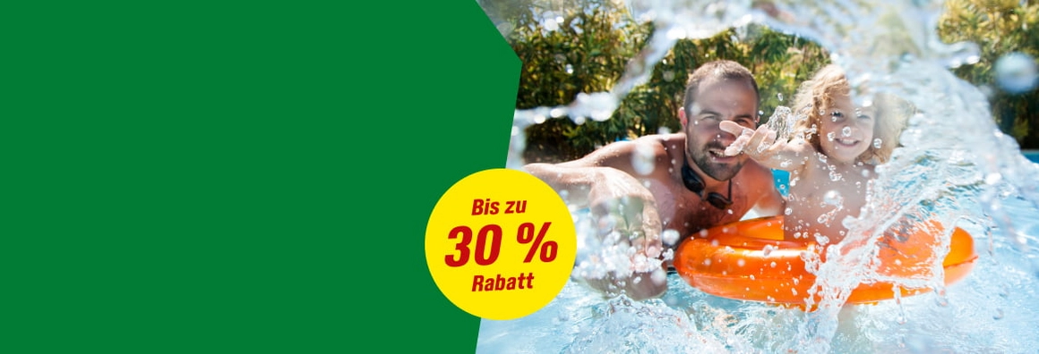 Eine Person und ein Kind haben Spaß in einem Pool.